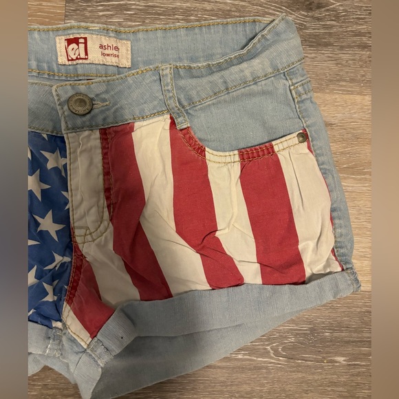 Levi low rise light wash American flag shorts - Picture 3 of 6